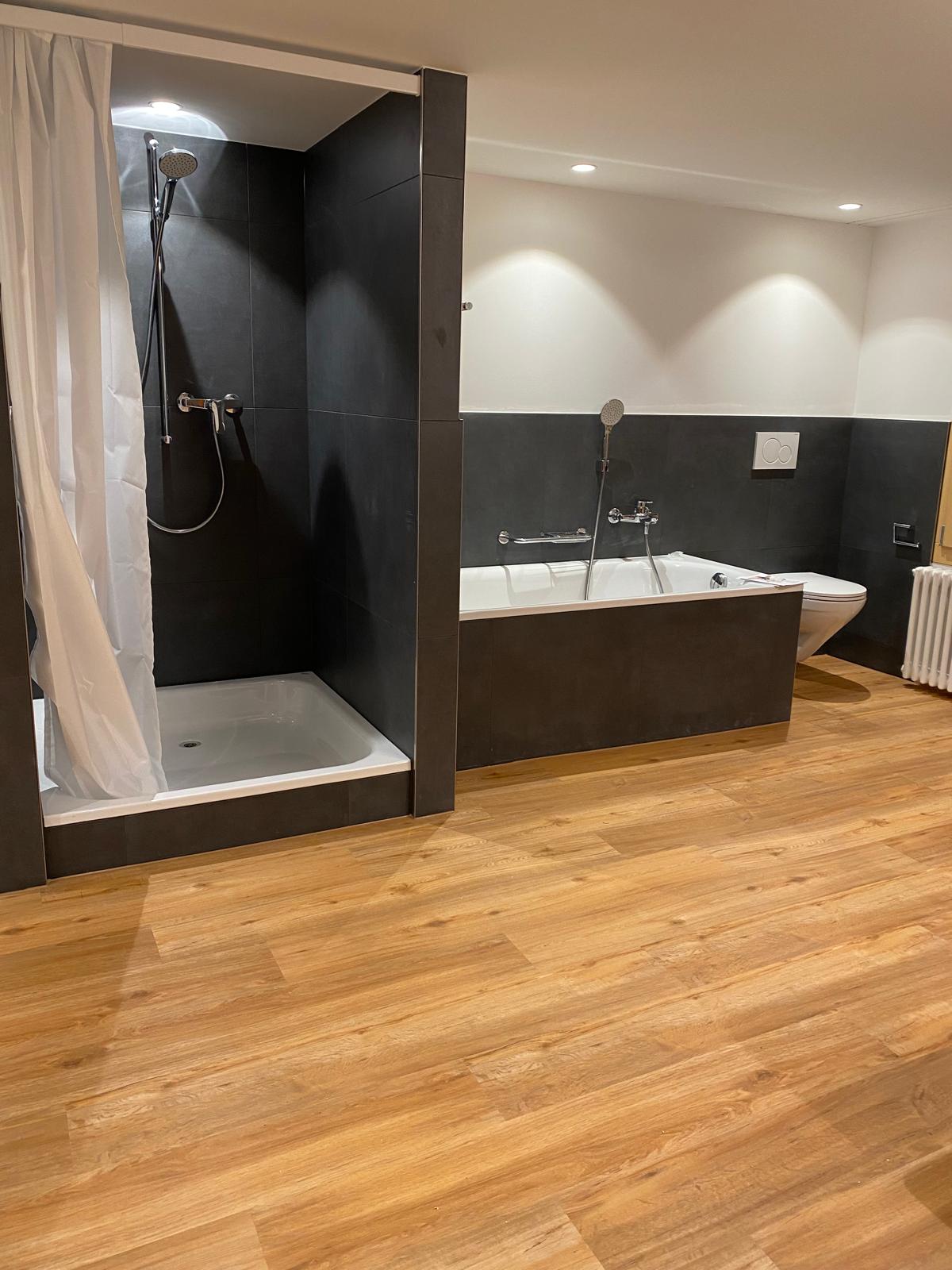Badezimmer mit Dusche und Wanne in Anthrazit