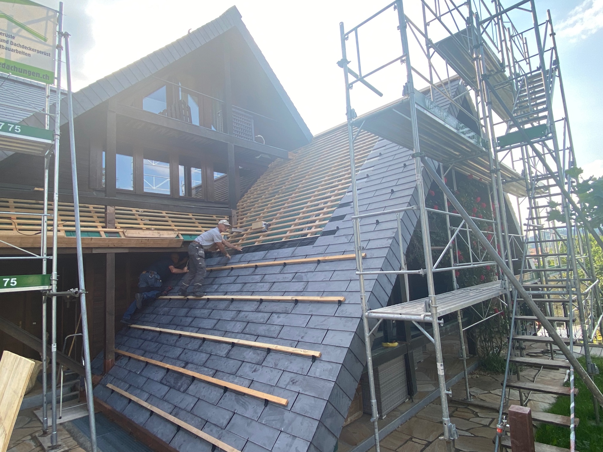 Freesuns Heritage Solarziegel bei der Verlegung