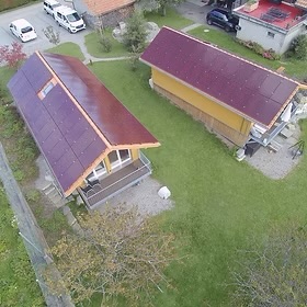Riedstätt – Solardach Tiny Houses, ziegelrote Spezialpanels von Gruppo STG Italia