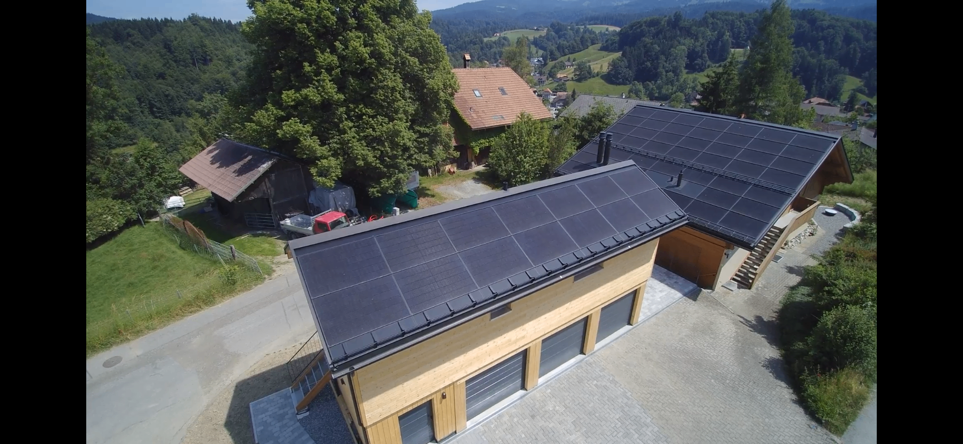 Luftbild Chalet Rüschegg mit Arres Indach-Solaranlage