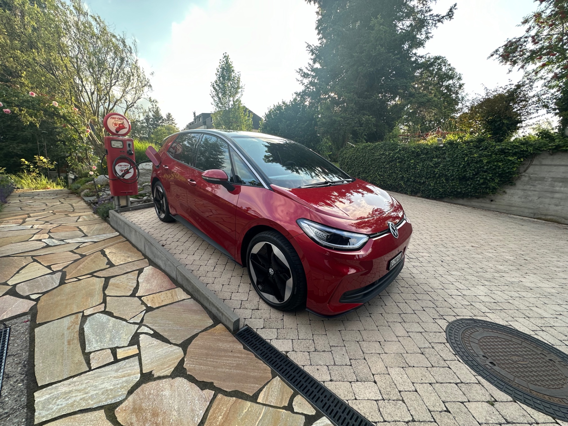 Elektroauto an der hauseigenen Ladestation