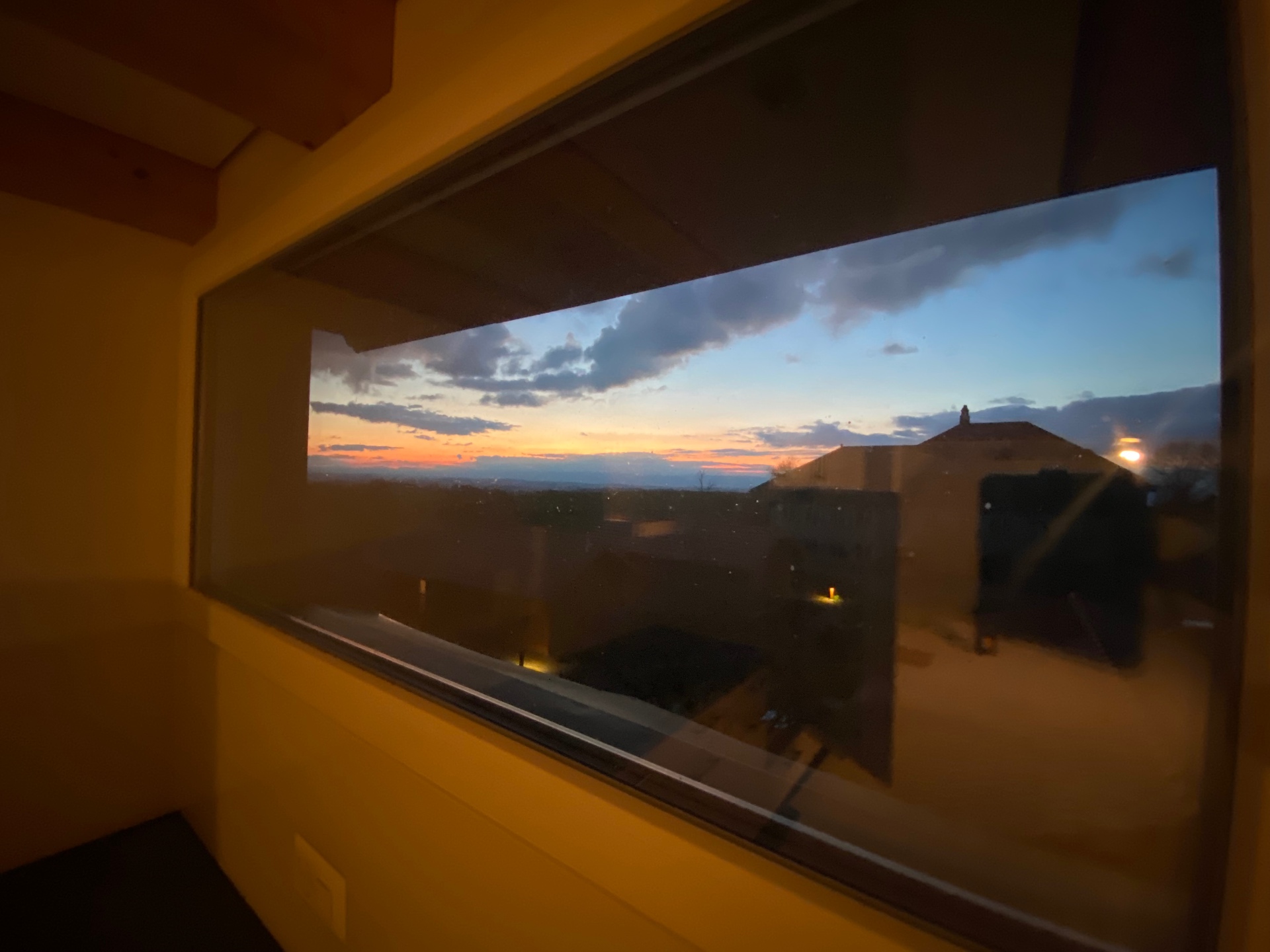 Sonnenuntergang durch das Panoramafenster