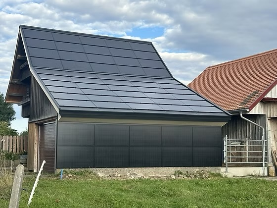 Riedstätt – Solardach Scheune von Eternit Swiss Pearl